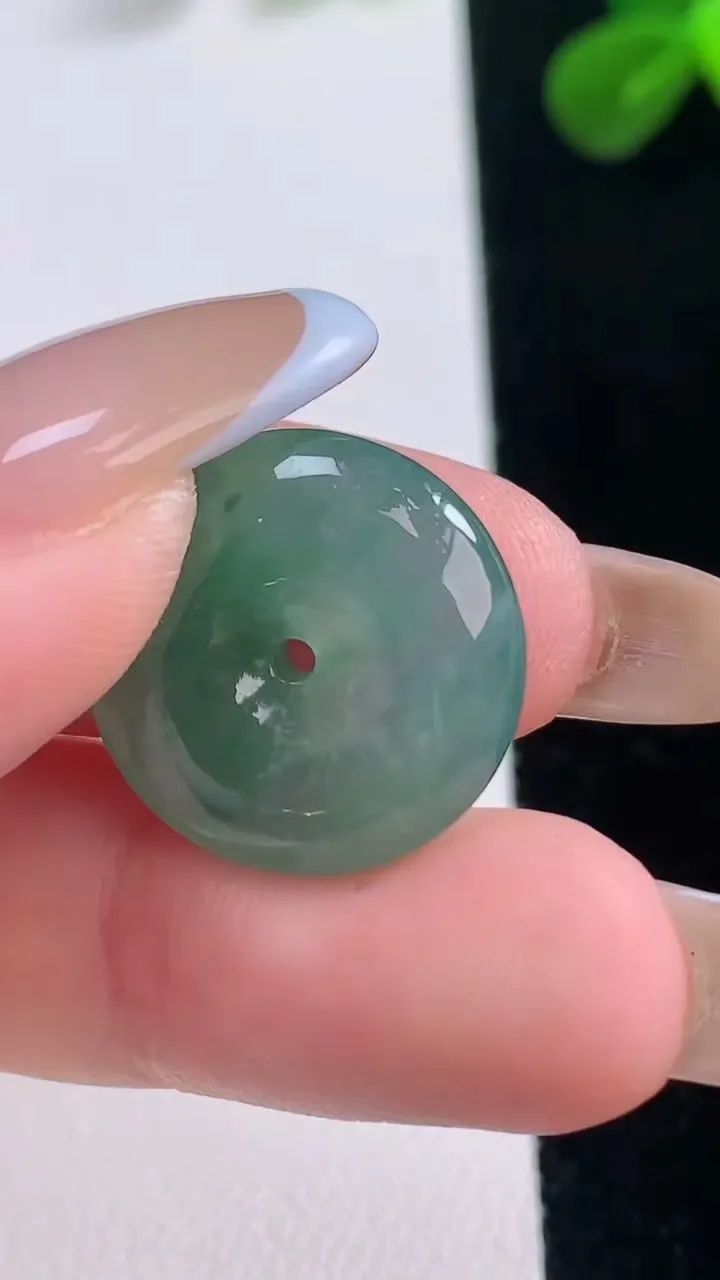 天然A货翡翠平安扣吊坠，尺寸18.8-5.9，重量:4.22g
11月19日