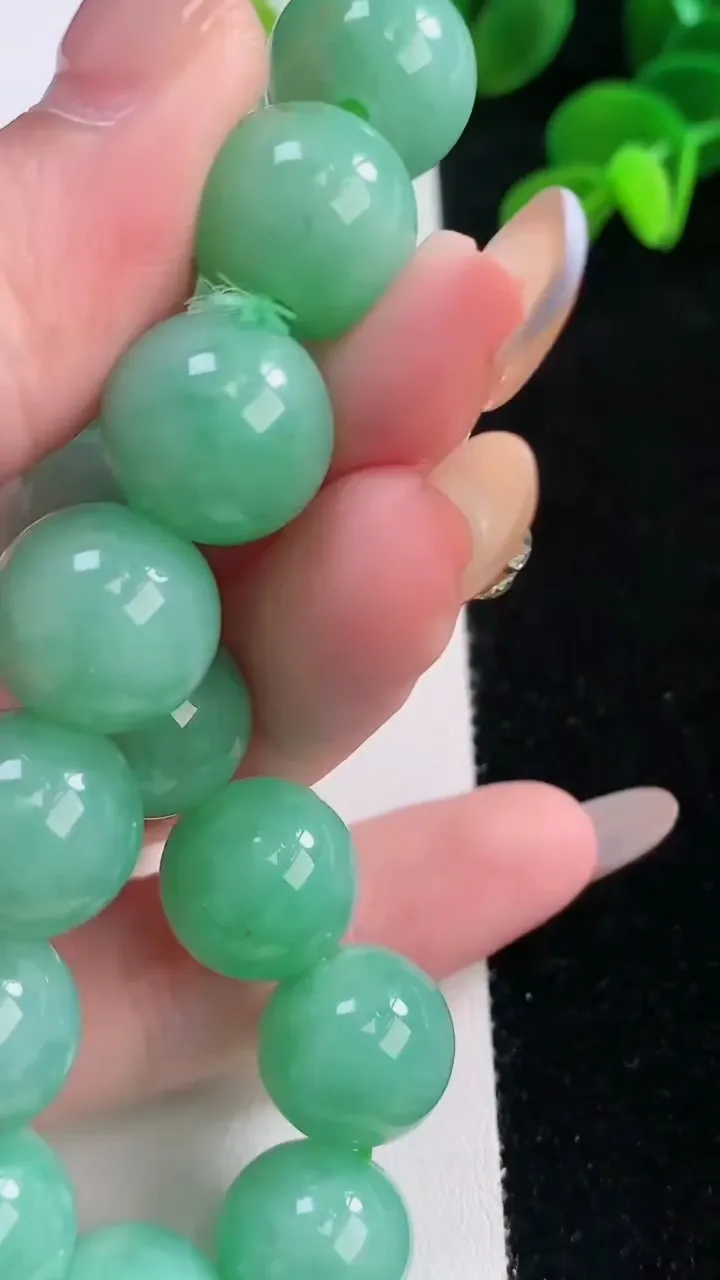 天然A货翡翠圆珠手串，尺寸13-16颗，重量:63.20g11月19日
工厂直销收藏佳品,种好水足，色泽均匀，有种有色，上手高大气！