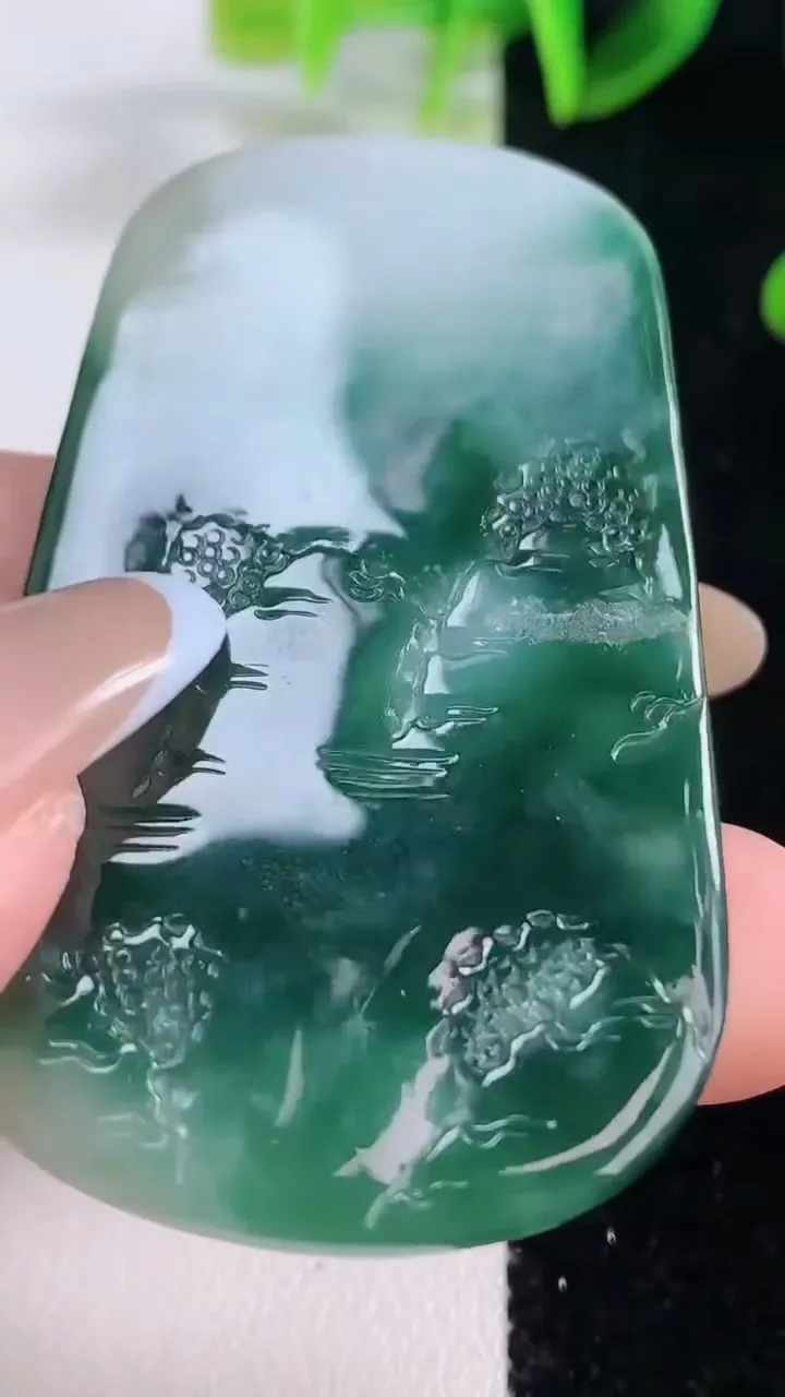 天然A货翡翠牌吊坠，尺寸58.5-34.5-5.6，重量:26.64g
11月19日