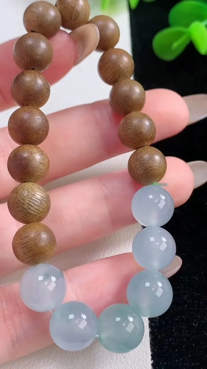 天然A货翡翠种飘花圆珠手串，尺寸9.6，重量:12.00g11月19日
工厂直销收藏佳品,种好水足，色泽均匀，有种有色，上手高大气！