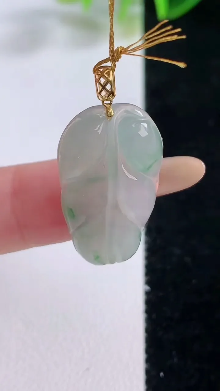 天然A货翡翠金枝玉叶 叶子吊坠，尺寸25-14-3.6，重量:3.05g
11月19日