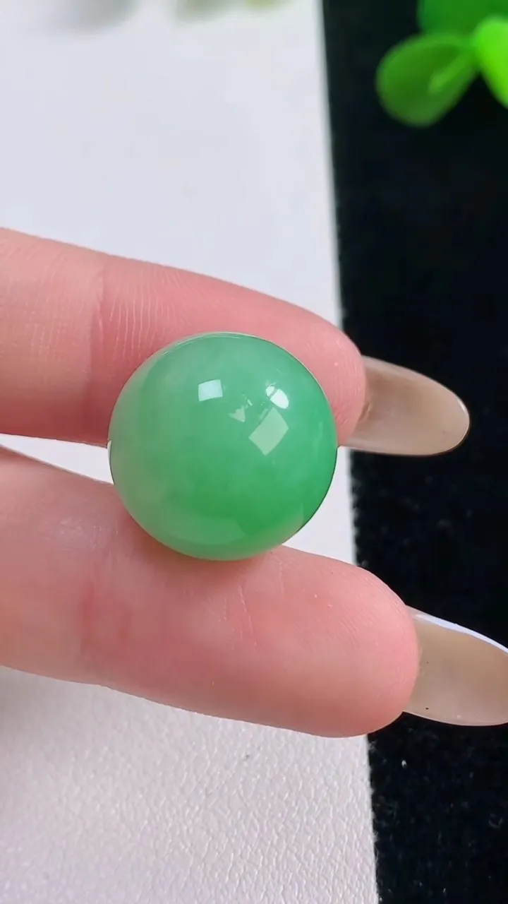 天然A货翡翠圆珠镶嵌件，尺寸16.7，重量:8.34g
11月19日