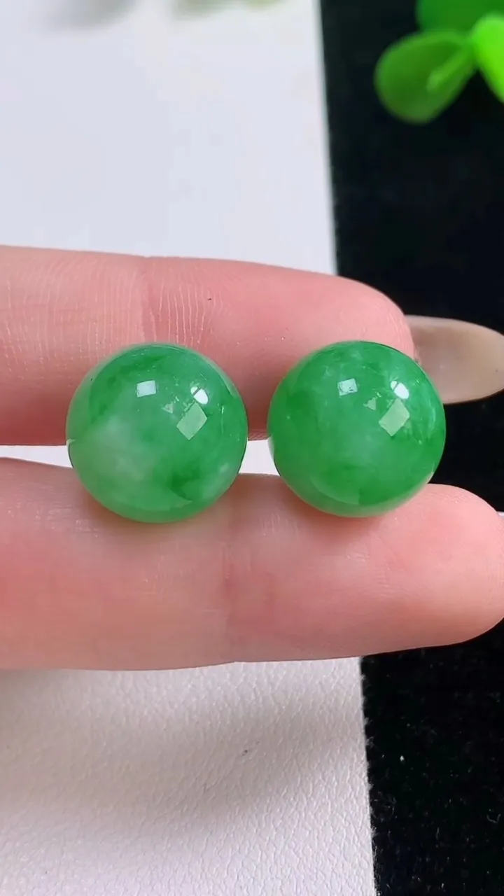 天然A货翡翠圆珠镶嵌件一对，尺寸13.8，重量:11.01g
11月19日