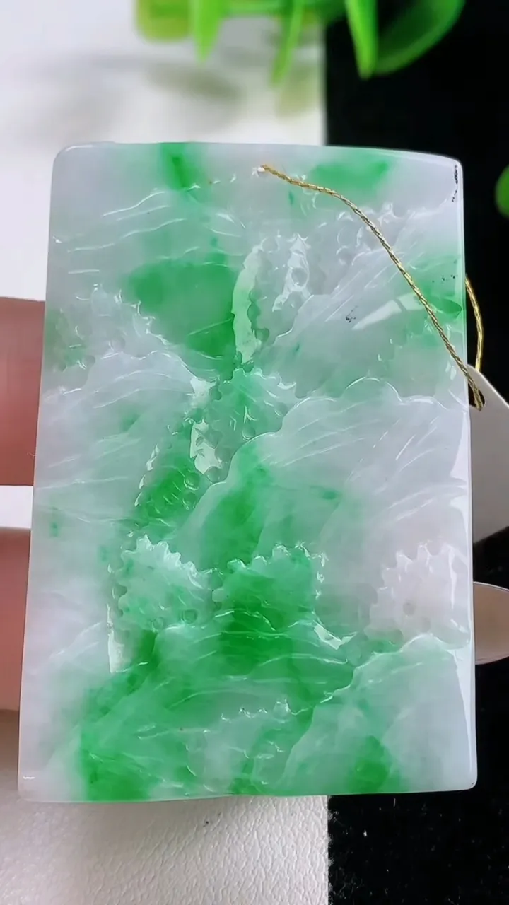 天然A货翡翠山水牌吊坠，尺寸52.5-35.7-5.3，重量:24.63g
11月19日