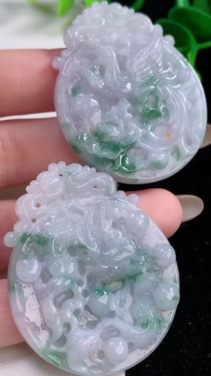 天然A货翡翠龙凤呈祥吊坠一对，尺寸47.2-38.3-2，重:79.10g
11月19日