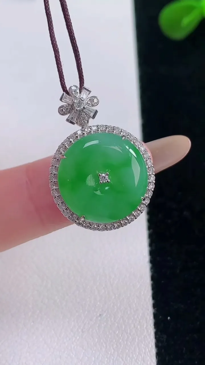 天然A货翡翠平安扣吊坠，尺寸25.2-17.8-7.4，裸石14.6重量:4.20g
11月19日