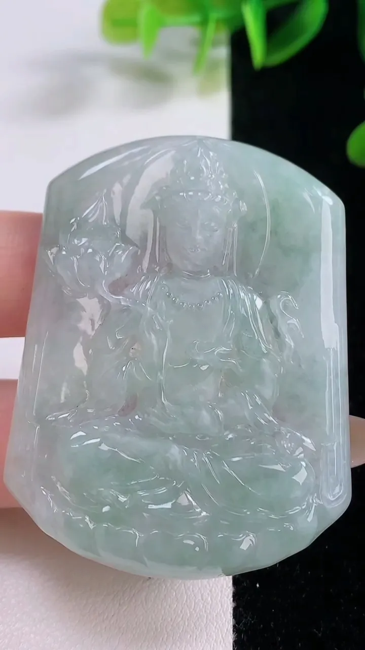 天然A货翡翠大势至菩萨吊坠，尺寸53-41-4.6，重量:23.69g
11月19日