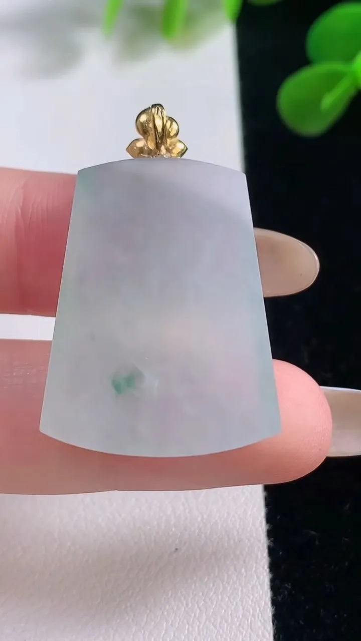 天然A货翡翠种飘花无事牌吊坠，尺寸29.6-23-4.6，重量:8.48g
11月19日