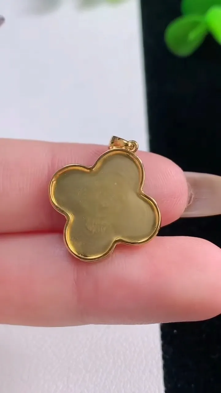 天然A货翡翠四叶草吊坠，尺寸19-12.7-1.9，重量:1.43g
11月19日