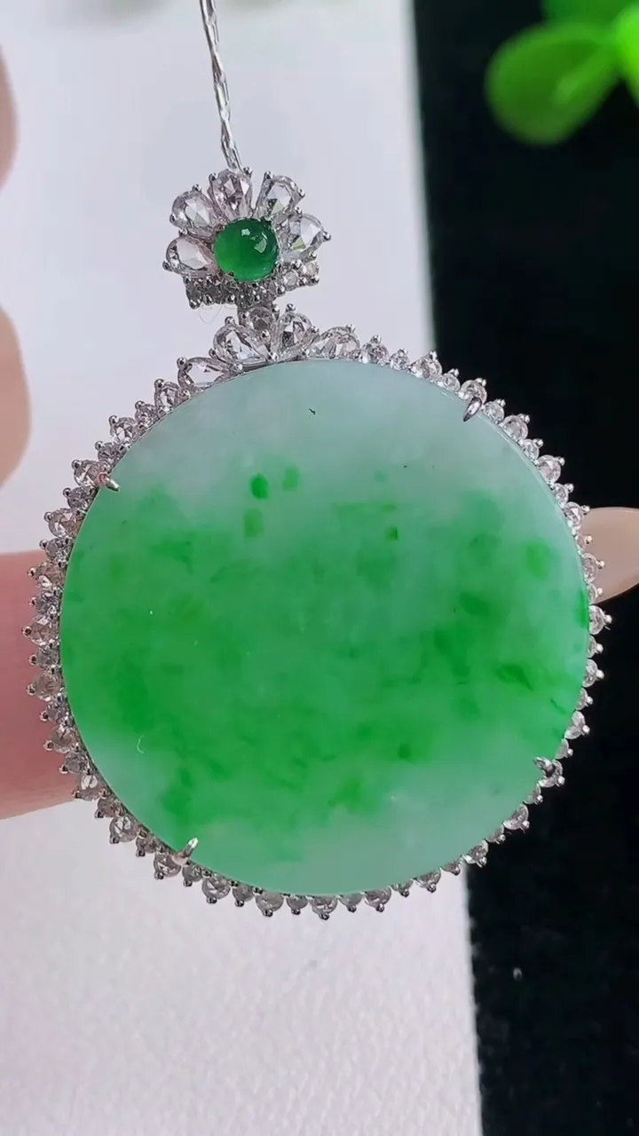 天然A货翡翠无事牌吊坠，尺寸39-30.8-7，裸石26.7重量:8.39g
11月19日