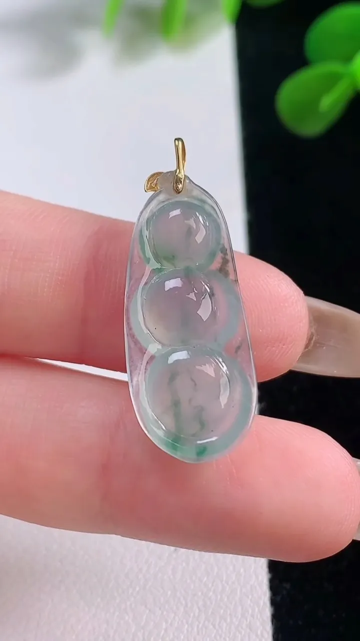 天然A货翡翠种飘花福豆吊坠，尺寸25.5-11.7-3.7，重量:2.12g
11月19日