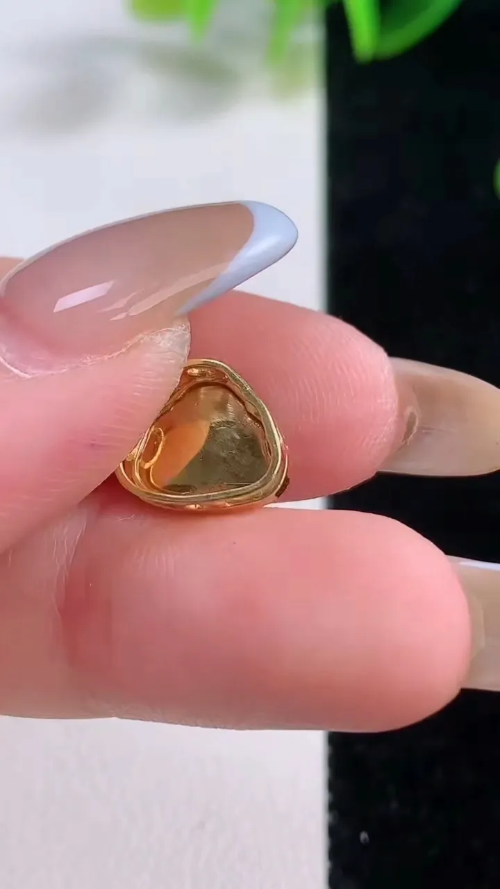 天然A货翡翠佛公吊坠，尺寸9-10.4-6.2，重量:1.17g
11月19日