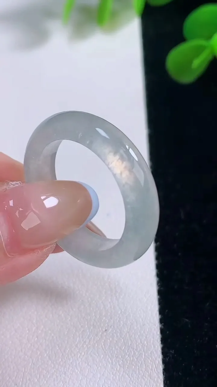 天然A货翡翠指环戒指，尺寸20-5.6-3.7，重量:4.90g2025年11月19日
工厂直销收藏佳品,种好水足，色泽均匀，有种有色，上手高大气！