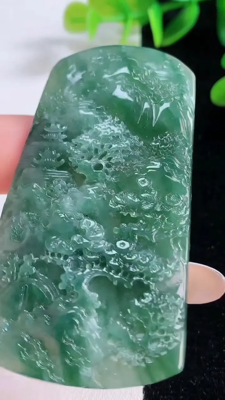 天然A货翡翠山水牌吊坠，尺寸67.3-38.6-5.7，重量:30.27g
11月19日