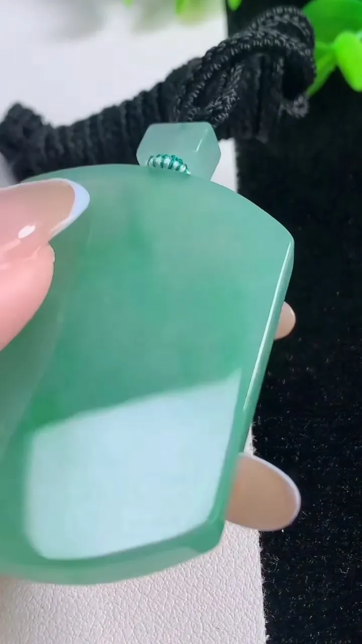 天然A货翡翠无事牌吊坠，尺寸53-40.2-5.7，重量:40.69g
11月19日