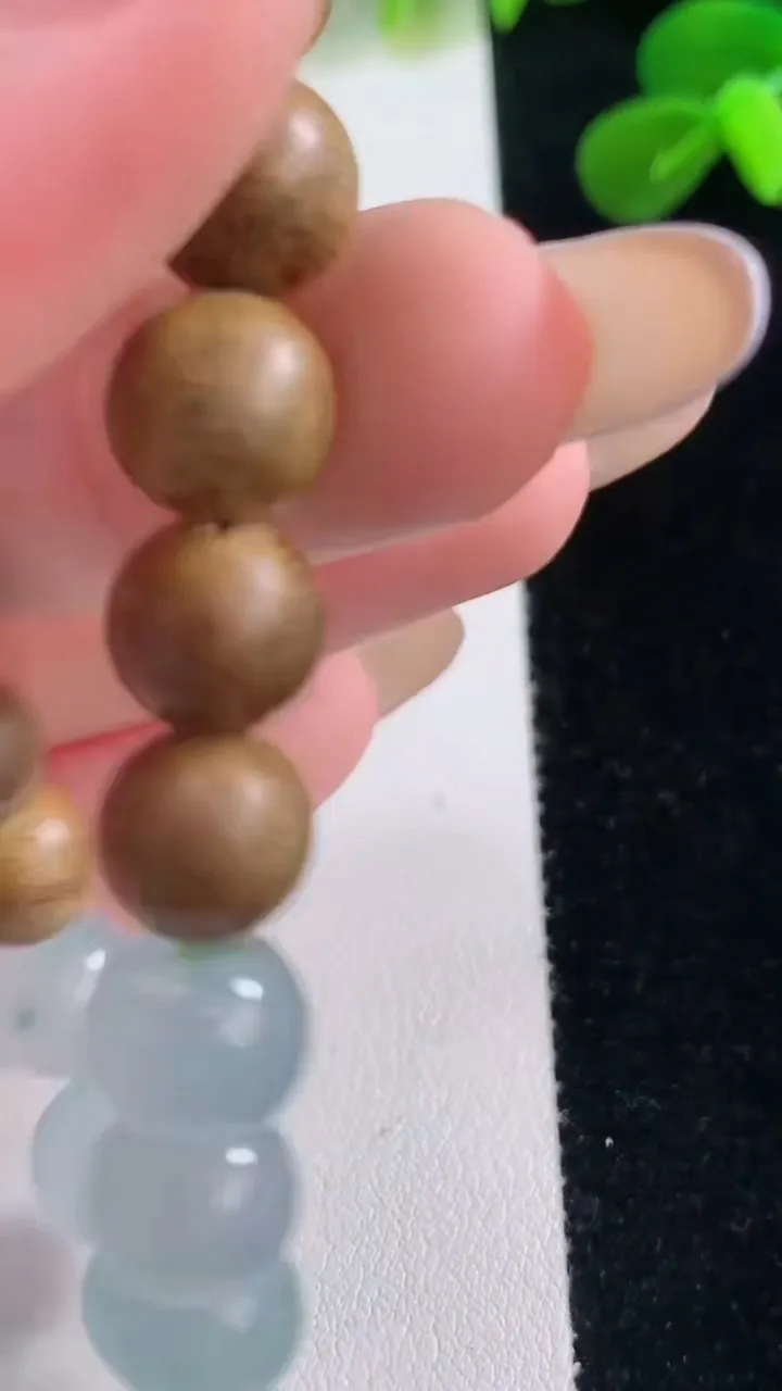 天然A货翡翠种飘花圆珠手串，尺寸9.6，重量:12.00g11月19日
工厂直销收藏佳品,种好水足，色泽均匀，有种有色，上手高大气！