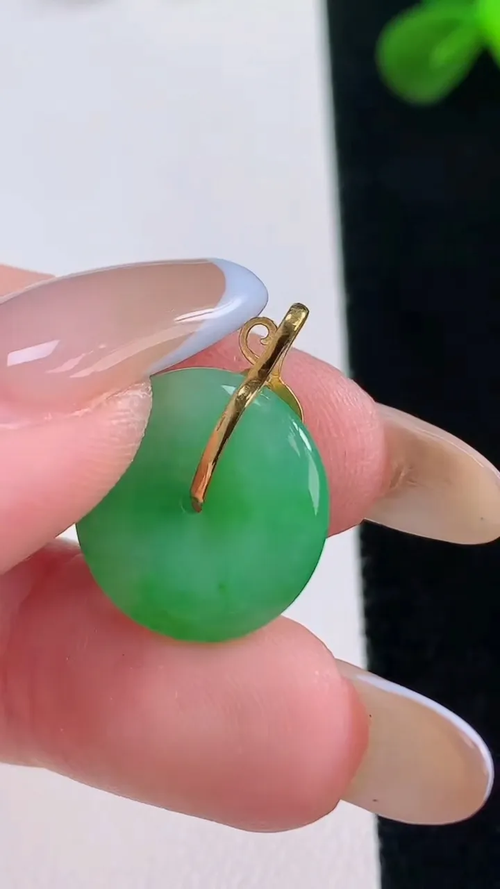 天然A货翡翠平安扣吊坠，尺寸16.7-3.6，重量:2.29g
11月19日