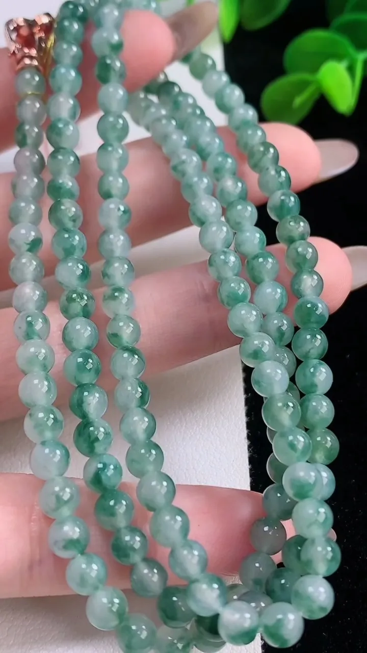 天然A货翡翠冰种飘花圆珠项链，尺寸4.8-138颗，重量:29.57g
11月19日