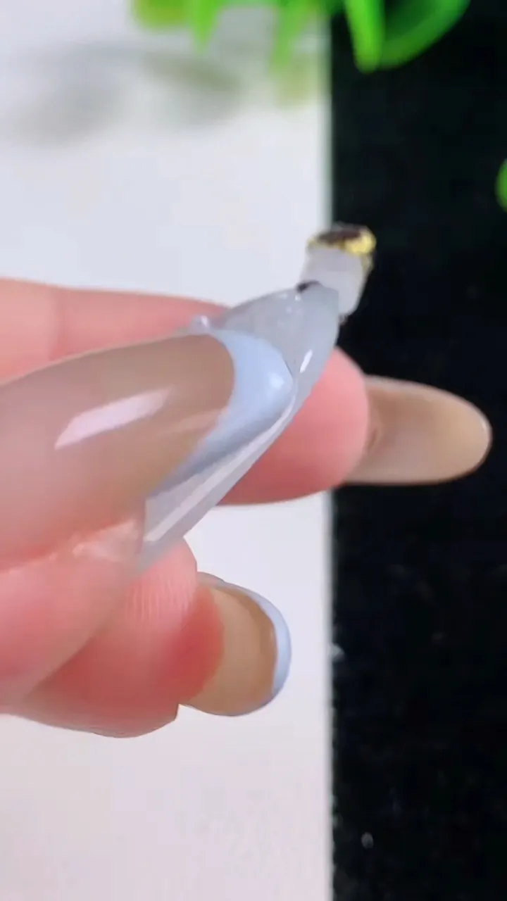 天然A货翡翠大势至菩萨吊坠，尺寸34.3-19.3-4.5，重量:5.62g
11月19日