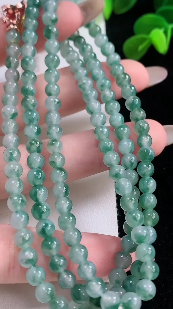 天然A货翡翠冰种飘花圆珠项链，尺寸4.8-138颗，重量:29.57g
11月19日