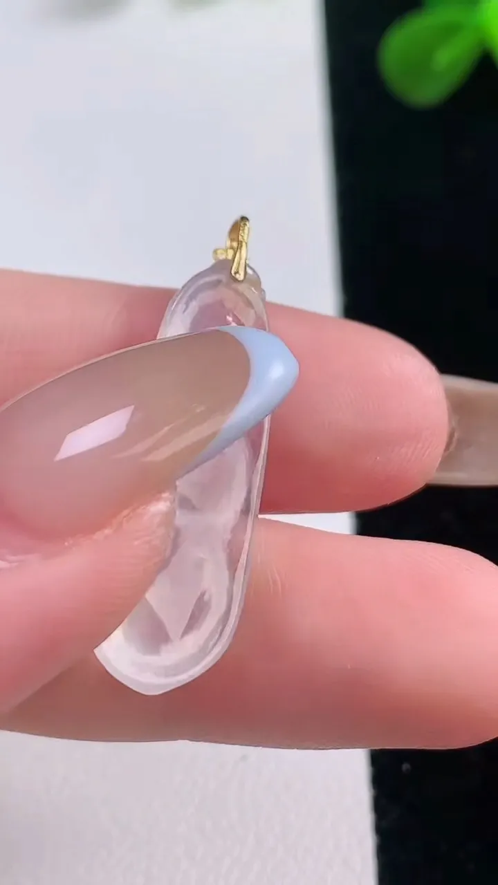 天然A货翡翠种白冰福豆吊坠，尺寸27.7-10-5.2，重量:2.41g
11月19日