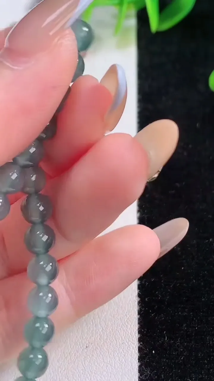 天然A货翡翠圆珠手串，尺寸5.8-31颗，重量:10.50g11月19日
工厂直销收藏佳品,种好水足，色泽均匀，有种有色，上手高大气！