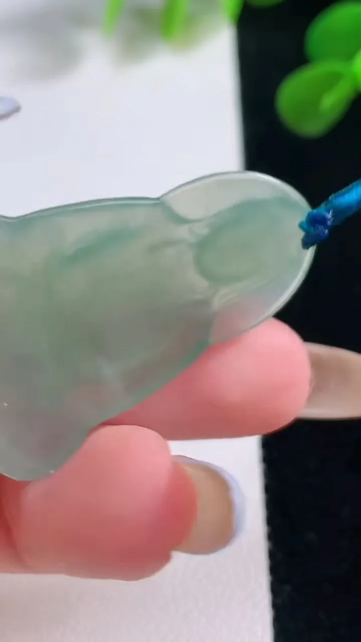 天然A货翡翠观音菩萨吊坠，尺寸39-25.4-4.2，重量:7.16g
11月19日