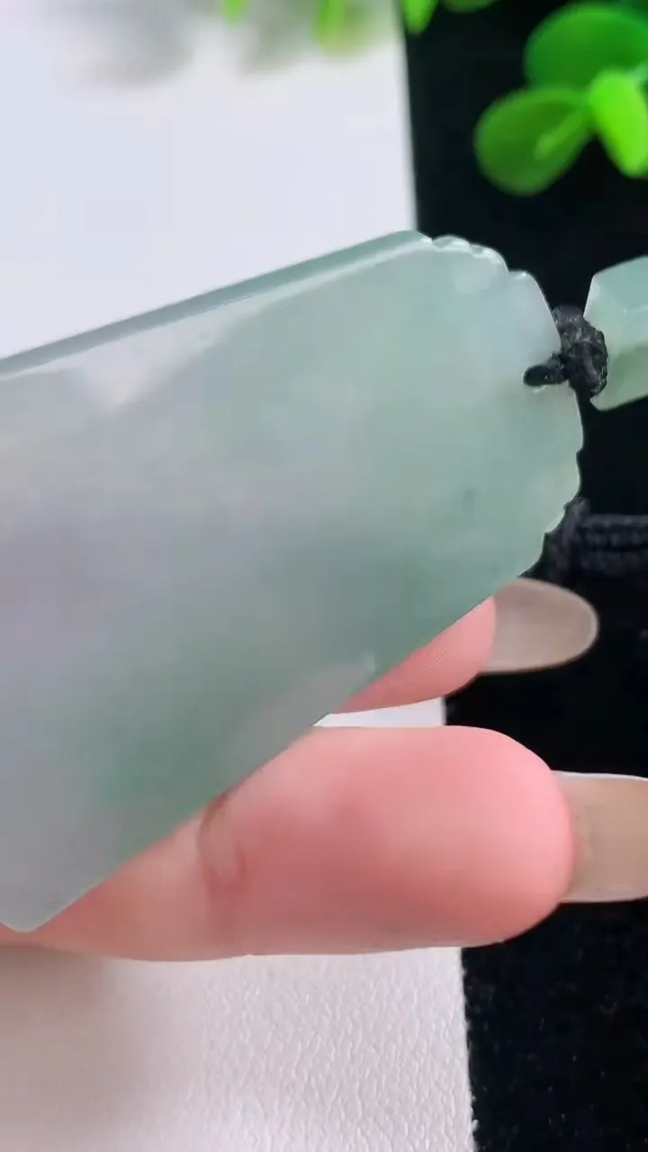 天然A货翡翠种飘花仿古无事牌吊坠，尺寸53.6-34-4.3，重量:25.14g
11月19日