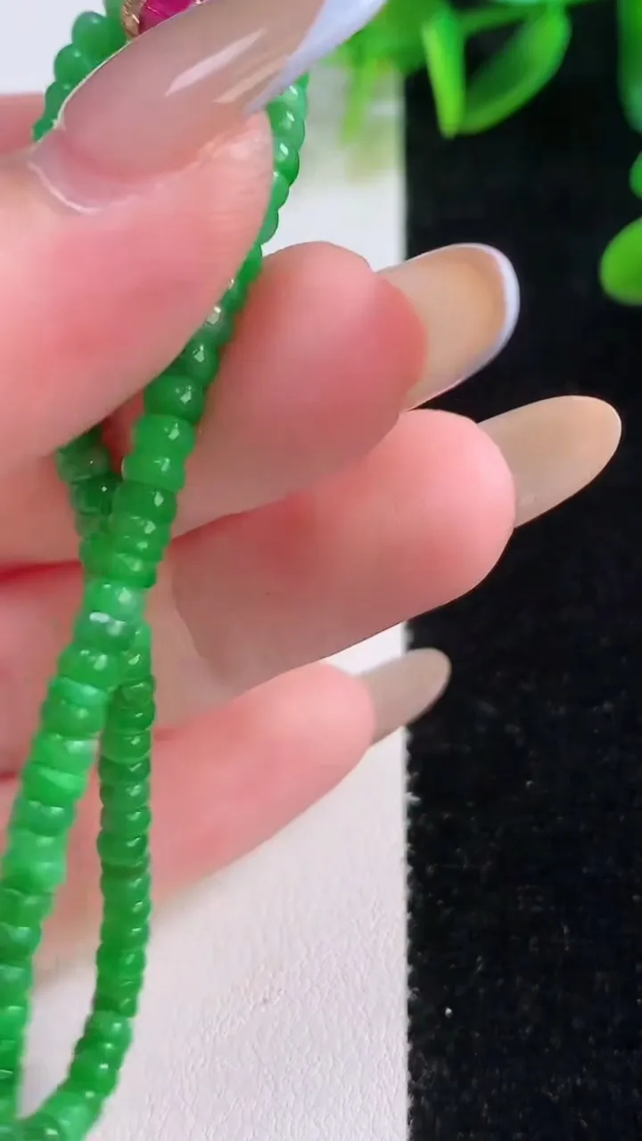 天然A货翡翠算盘珠手串，尺寸3.4-2-84颗，重量:6.72g11月19日
工厂直销收藏佳品,种好水足，色泽均匀，有种有色，上手高大气！