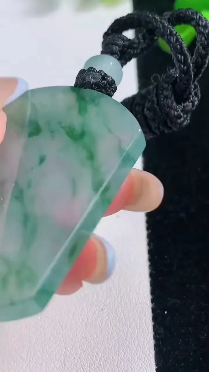 天然A货翡翠种飘花无事牌吊坠，尺寸47.2-34.5-4.6，重量:26.39g
11月19日