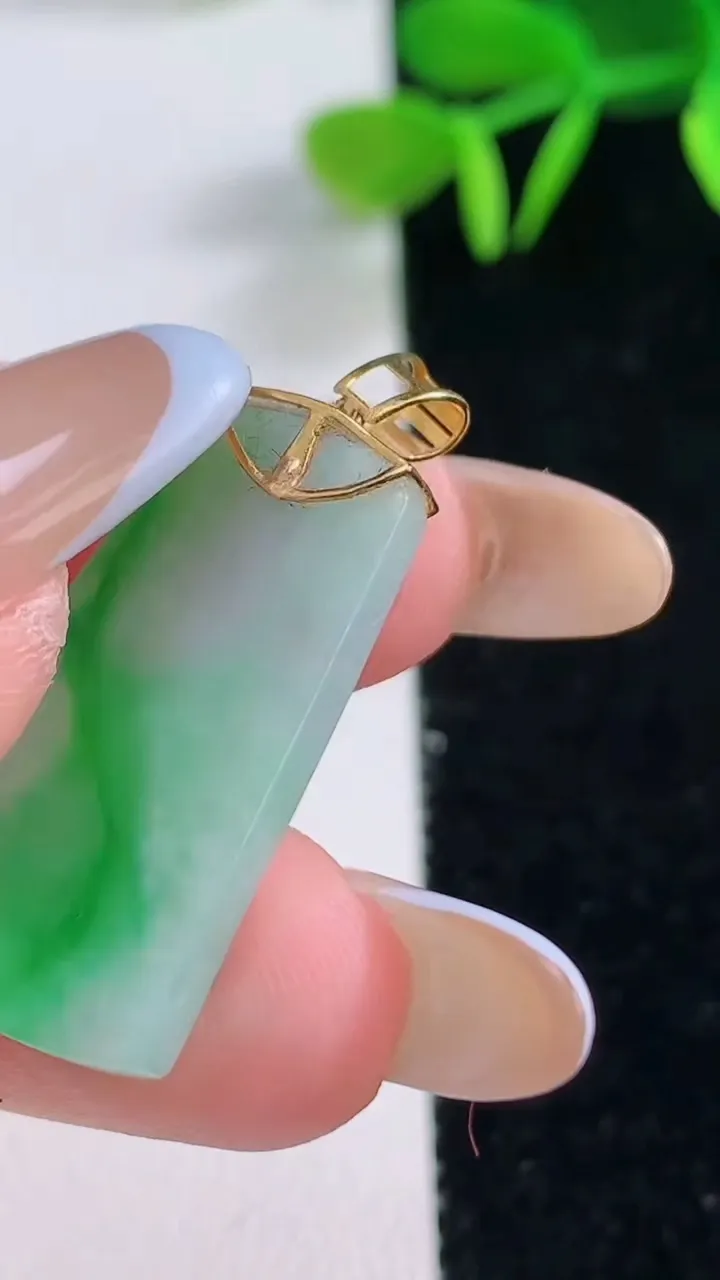 天然A货翡翠无事牌吊坠，尺寸27-15-3，重:3.11g
11月19日