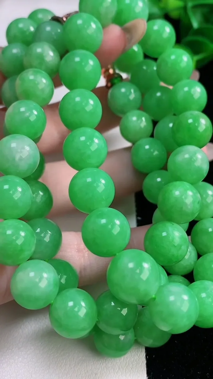 天然A货翡翠圆珠项链，尺寸11-58颗，重量:145.49g11月19日
工厂直销收藏佳品,种好水足，色泽均匀，有种有色，上手高大气！