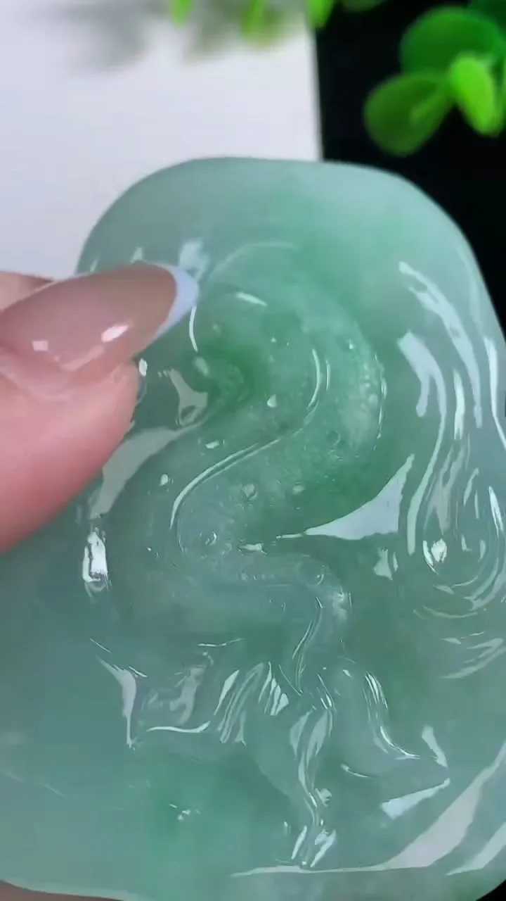 天然A货翡翠龙牌吊坠，尺寸66-47.6-10.6，重量:65.40g
11月19日