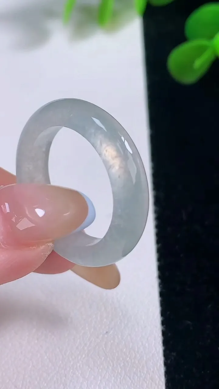 天然A货翡翠指环戒指，尺寸20-5.6-3.7，重量:4.90g2025年11月19日
工厂直销收藏佳品,种好水足，色泽均匀，有种有色，上手高大气！