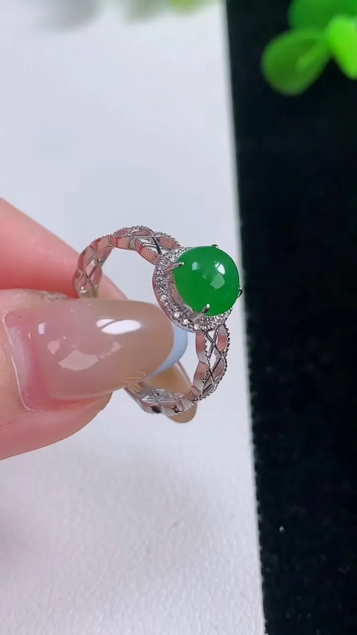 天然A货翡翠蛋面戒指，尺寸18-6.8-5.2，重量:1.63g2025年11月19日
工厂直销收藏佳品,种好水足，色泽均匀，有种有色，上手高大气！