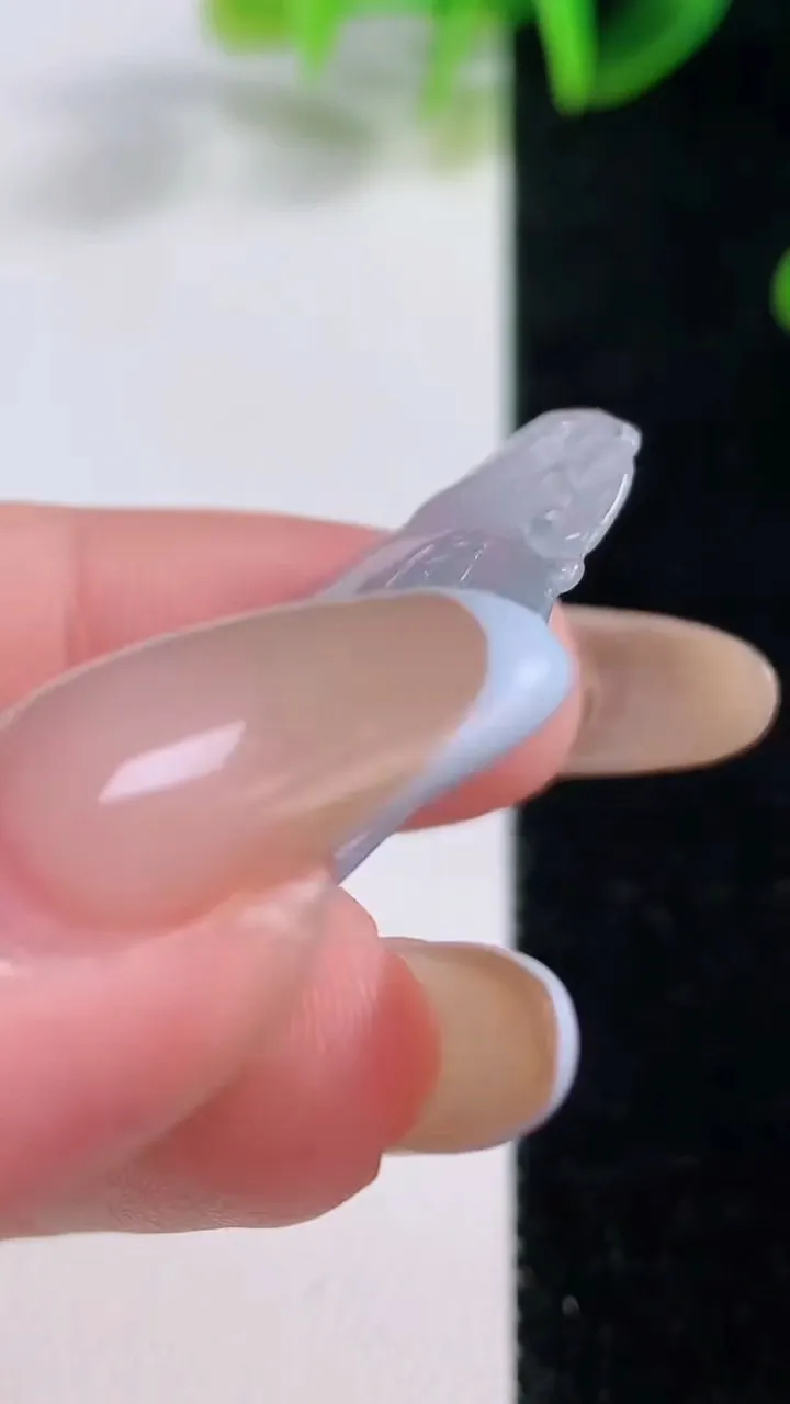 天然A货翡翠冰种紫罗兰如意吊坠，尺寸39.2-19.8-5.2，重量:6.50g
11月19日