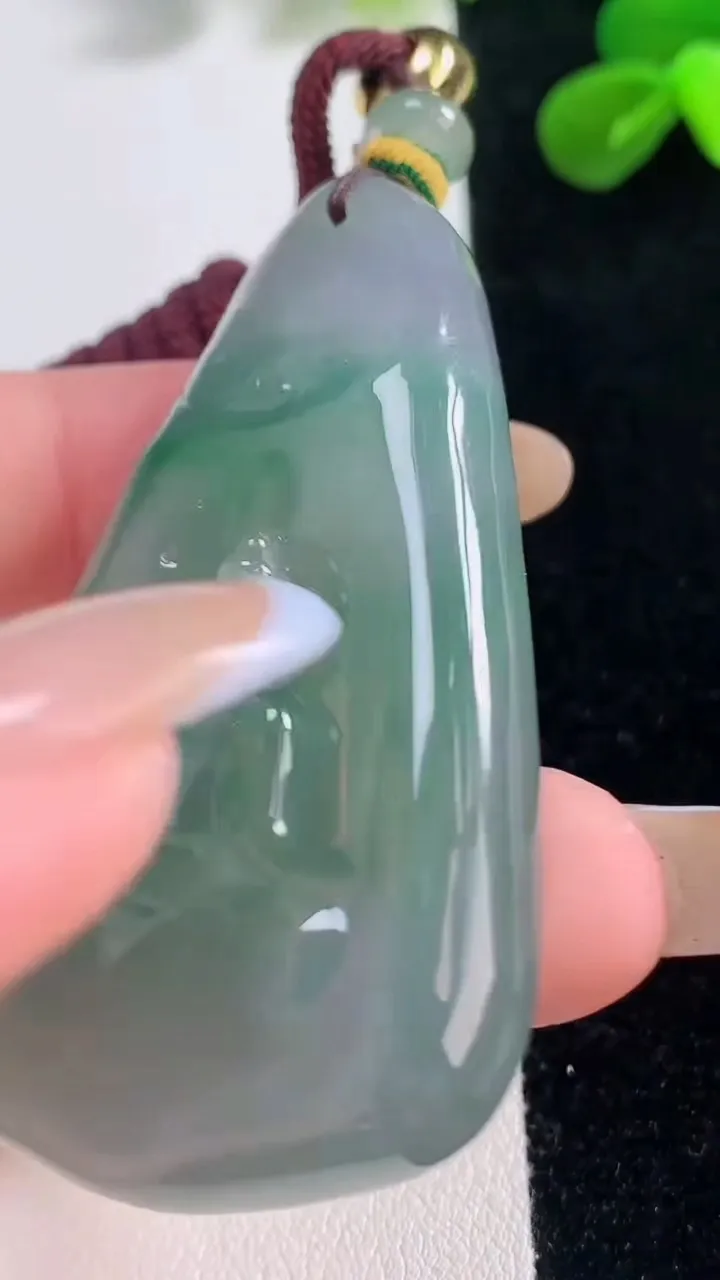 天然A货翡翠观音菩萨吊坠，尺寸58-33.6-8.5，重量:38.28g
11月19日