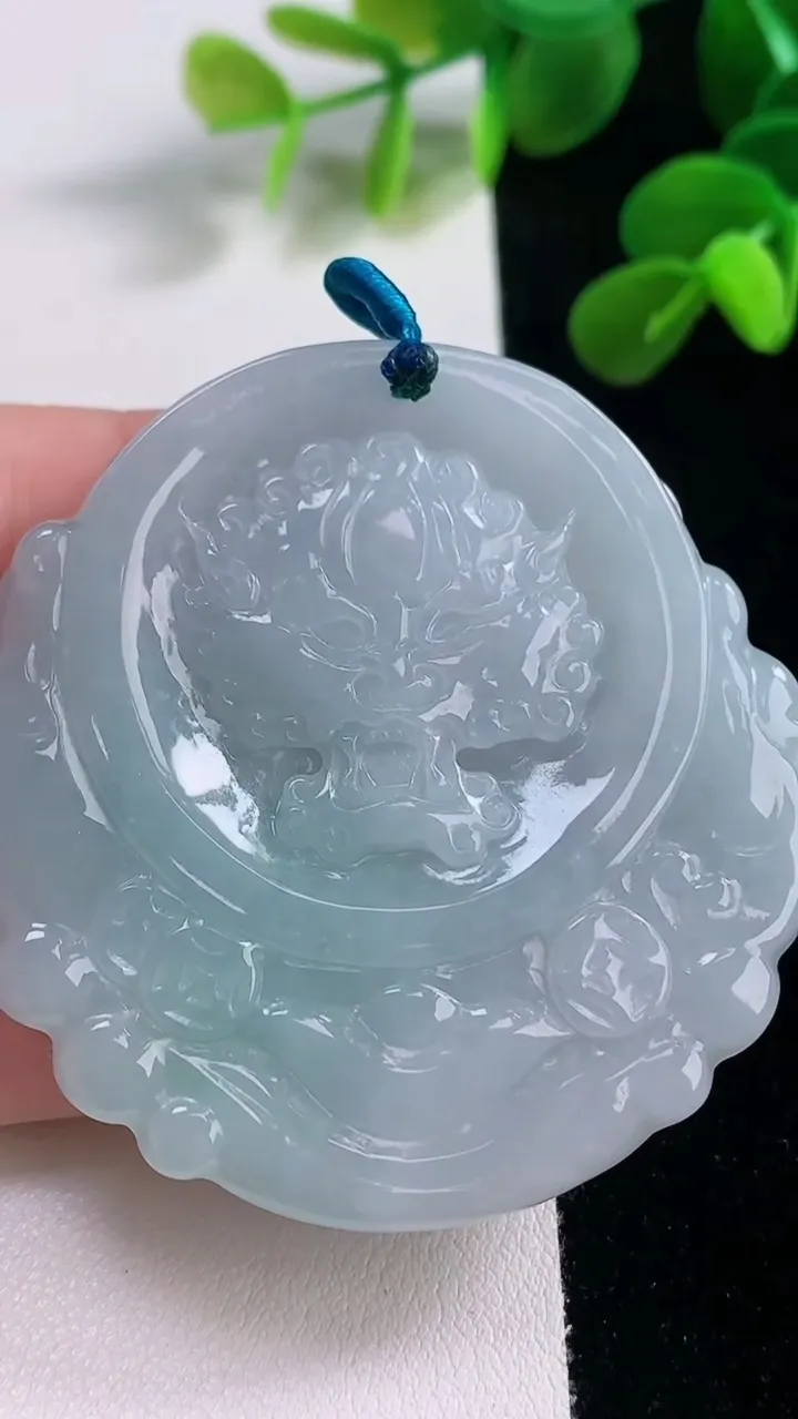 天然A货翡翠财神爷吊坠，尺寸53.7-52.4-10，重量:55.57g
11月19日