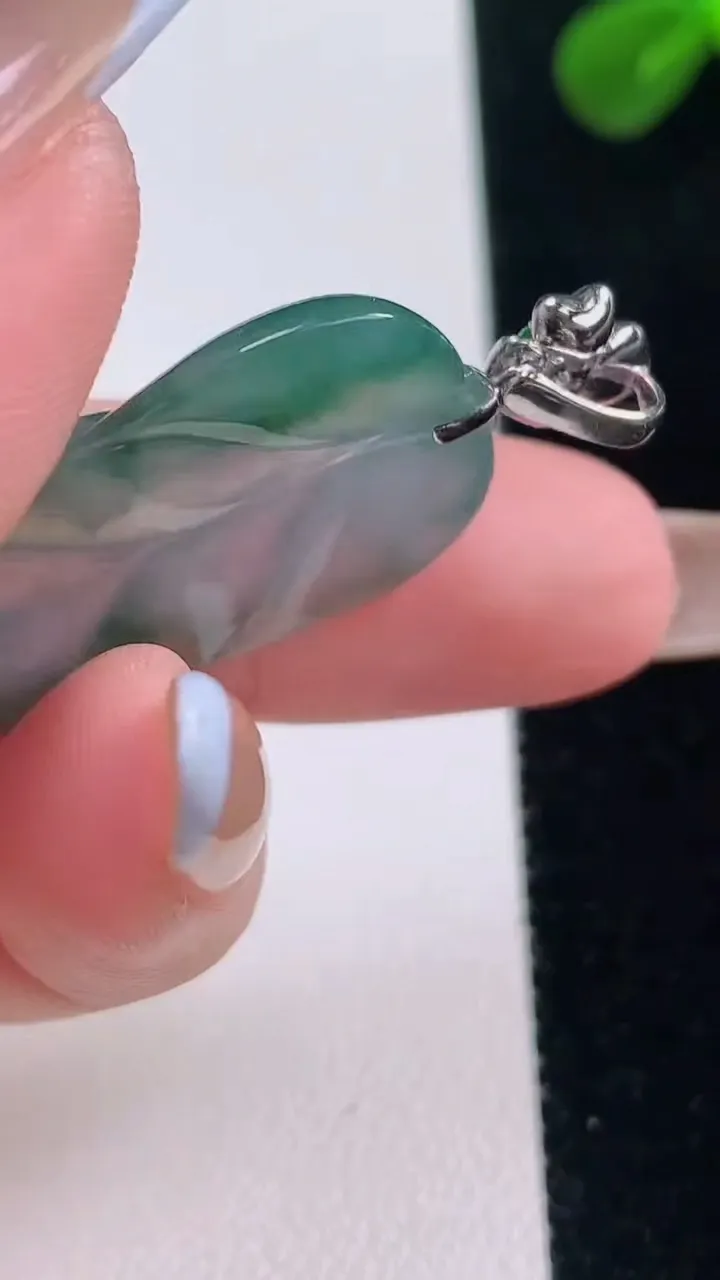 天然A货翡翠种飘花金枝玉叶叶子吊坠，尺寸32-20.7-4，重量:6.12g
11月19日