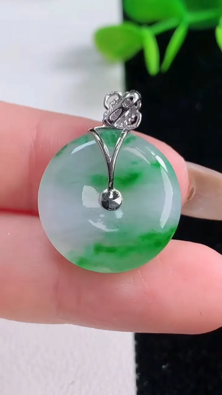 天然A货翡翠平安扣吊坠，尺寸19.5-3.8，重:3.67g
11月19日