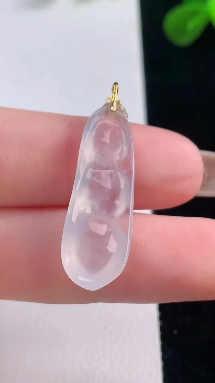 天然A货翡翠种白冰福豆吊坠，尺寸27.7-10-5.2，重量:2.41g
11月19日