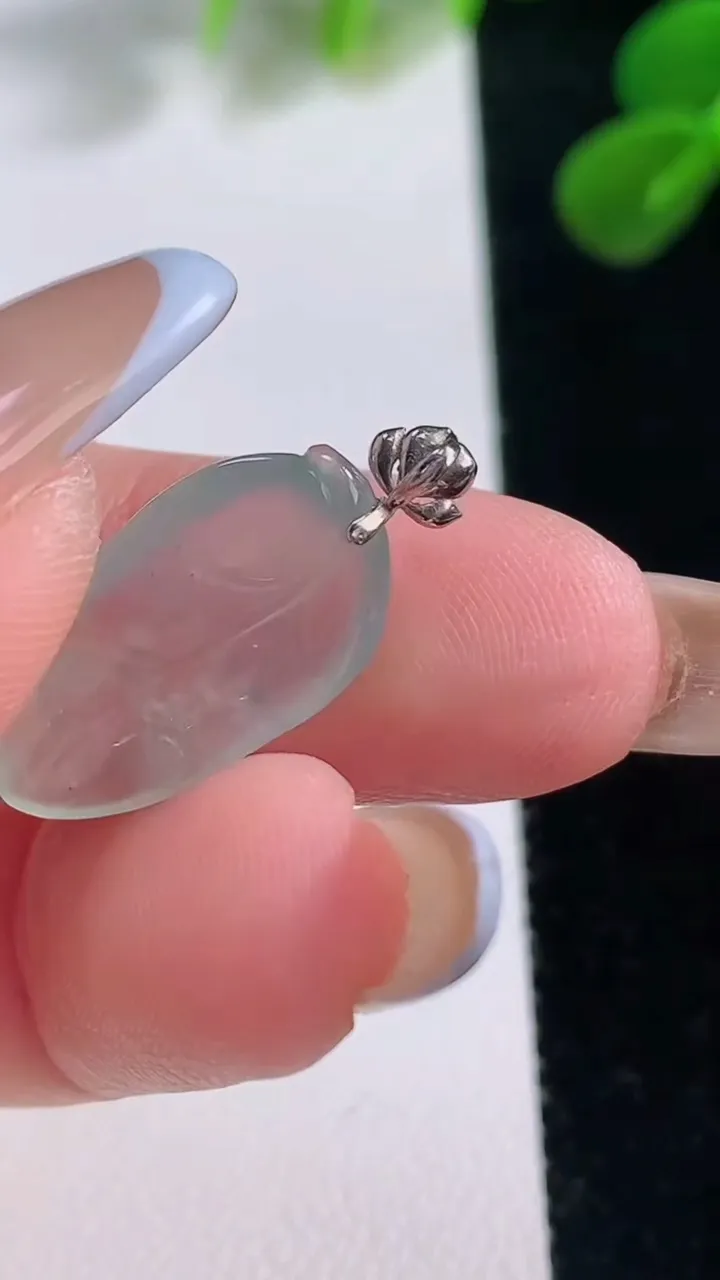 天然A货翡翠金枝玉叶 叶子吊坠，尺寸19.8-10.8-3.5，重量:1.70g
11月19日