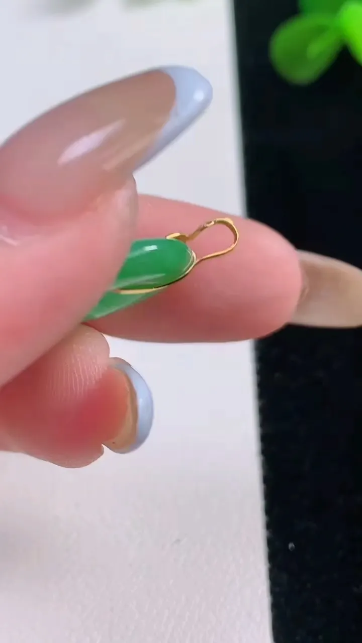 天然A货翡翠平安扣吊坠，尺寸17.4-3.4，重量:2.35g
11月19日