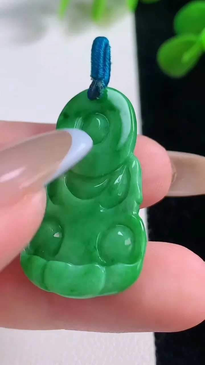 天然A货翡翠观音菩萨吊坠，尺寸33-18.5-5.4，重量:6.39g
11月19日