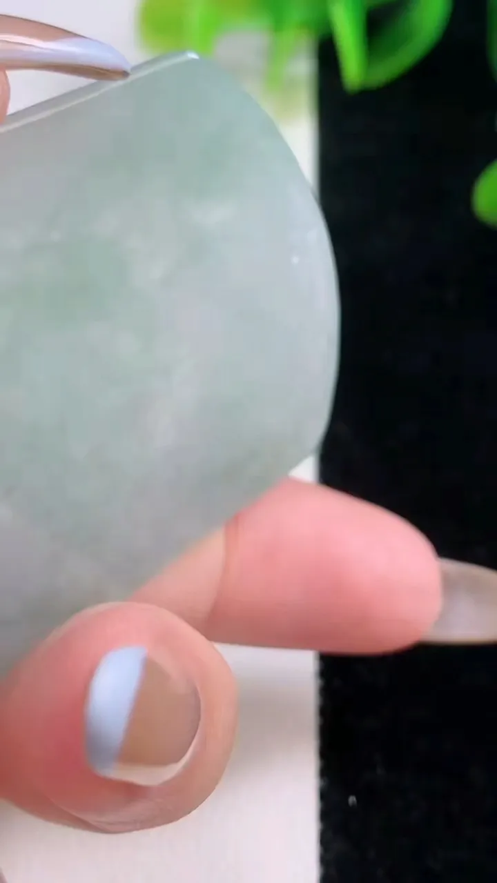 天然A货翡翠大势至菩萨吊坠，尺寸53-41-4.6，重量:23.69g
11月19日