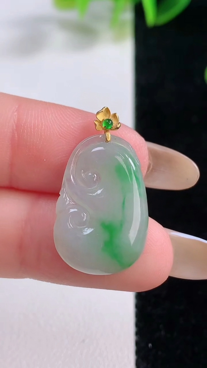 天然A货翡翠如意吊坠，尺寸21.7-14.5-2.9，重量:2.07g
11月19日