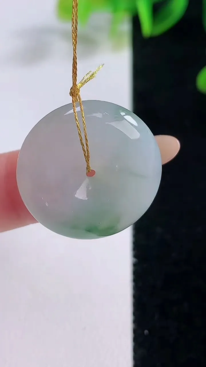 天然A货翡翠冰种飘花平安扣吊坠，尺寸23-5.6，重量:6.42g
11月19日