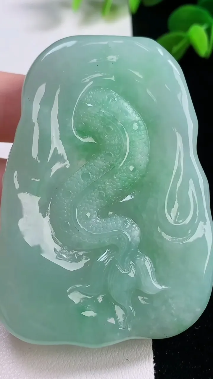 天然A货翡翠龙牌吊坠，尺寸66-47.6-10.6，重量:65.40g
11月19日