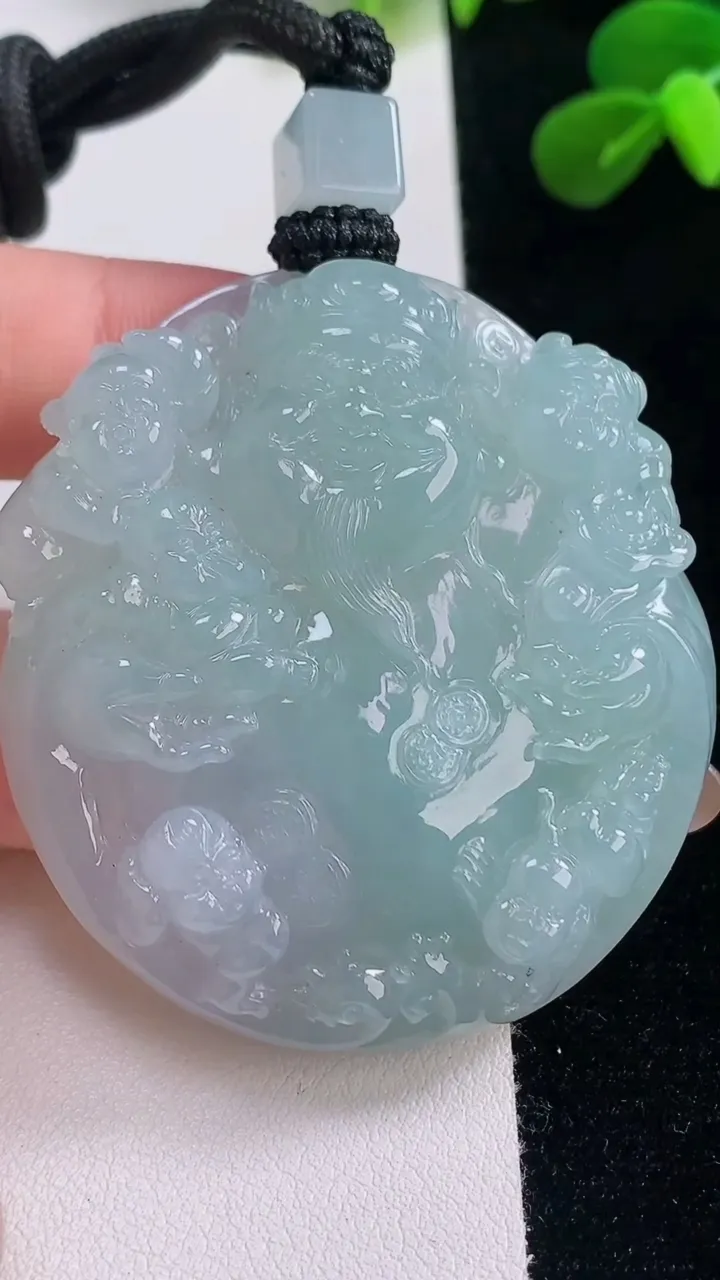 天然A货翡翠逍遥佛吊坠，尺寸52.3-48-10.8，重量:61.59g
11月19日