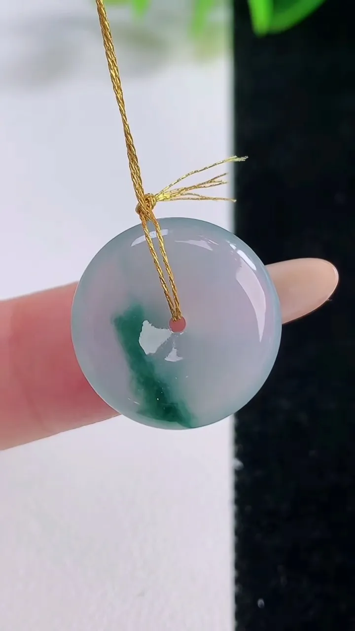 天然A货翡翠冰种飘花平安扣吊坠，尺寸17.7-3.6，重量:2.64g
11月19日